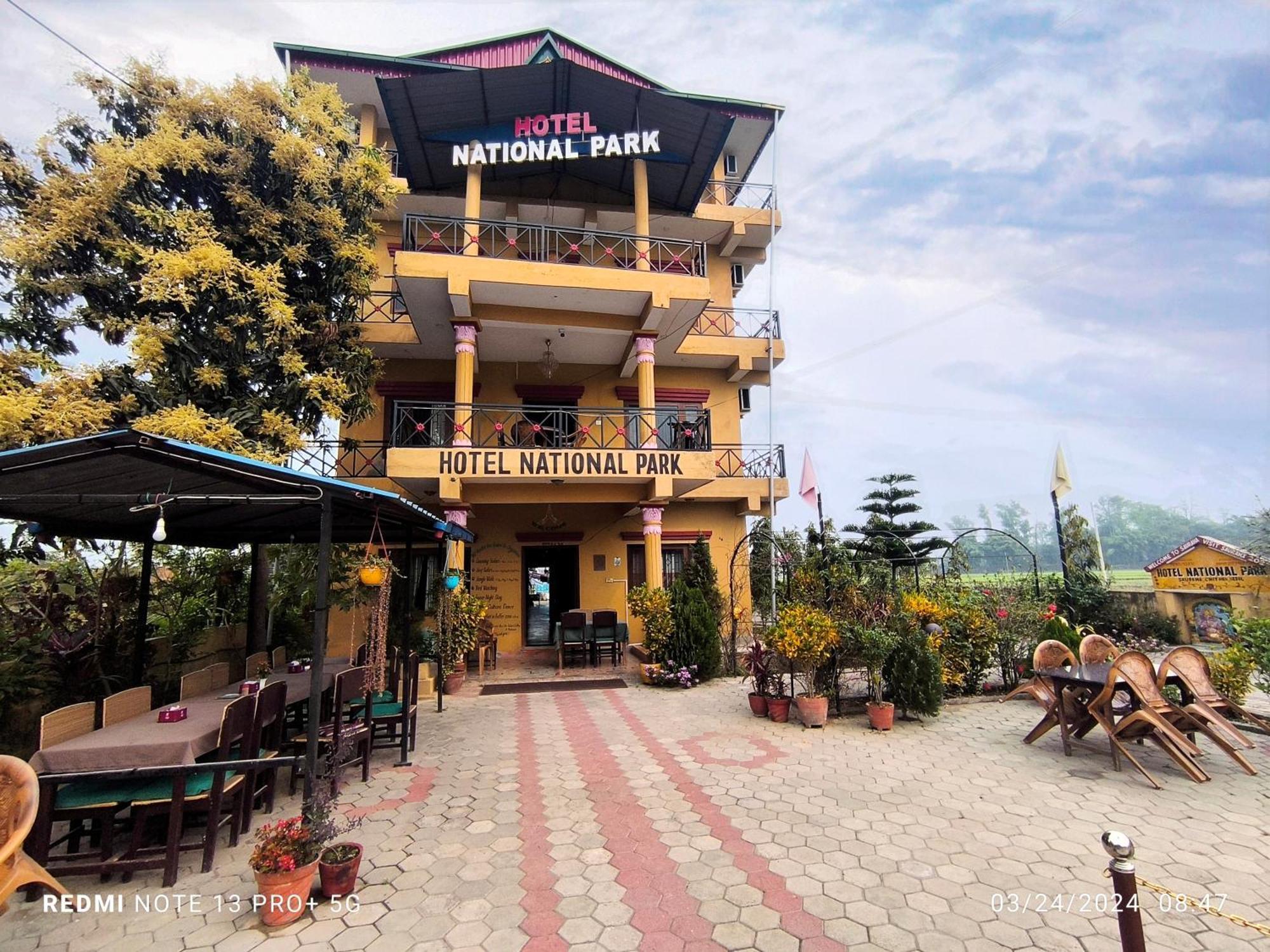 Hotel National Park- A Peaceful Family Home Where You Can Stay Peace And Enjoy And Organize The Wildlife Safari Chitwan Exterior photo